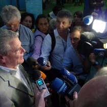 Rio: Joachim Gauck in der Favela Rio: Joachim Gauck in der Favela