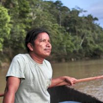 Ecuador: i-Phone und Federschmuck