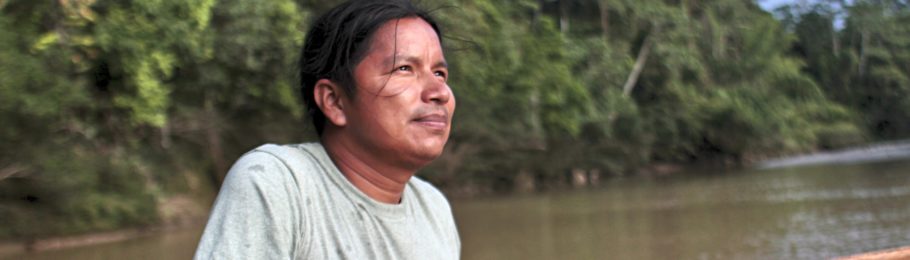 Ecuador: i-Phone und Federschmuck
